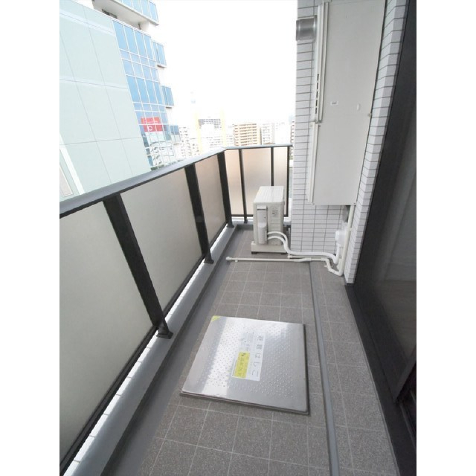 １２階建ての建物の４階にあるお部屋です。