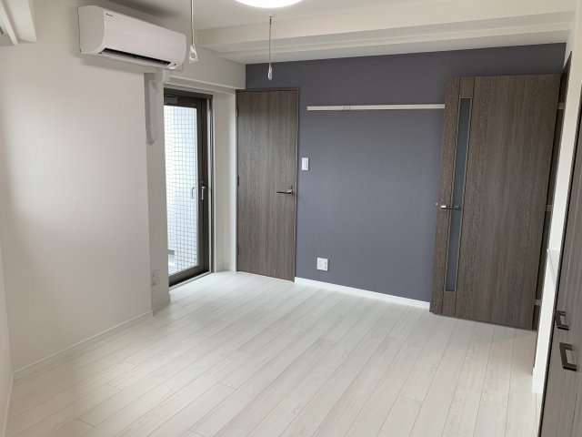 7.3帖の洋室です。アクセントウォールとダークブラウンの扉がマッチしていて素敵です。