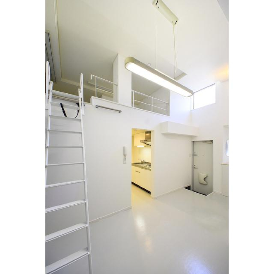 玄関入ってすぐ、6.3帖の洋室は吹き抜けになっており開放感があります。