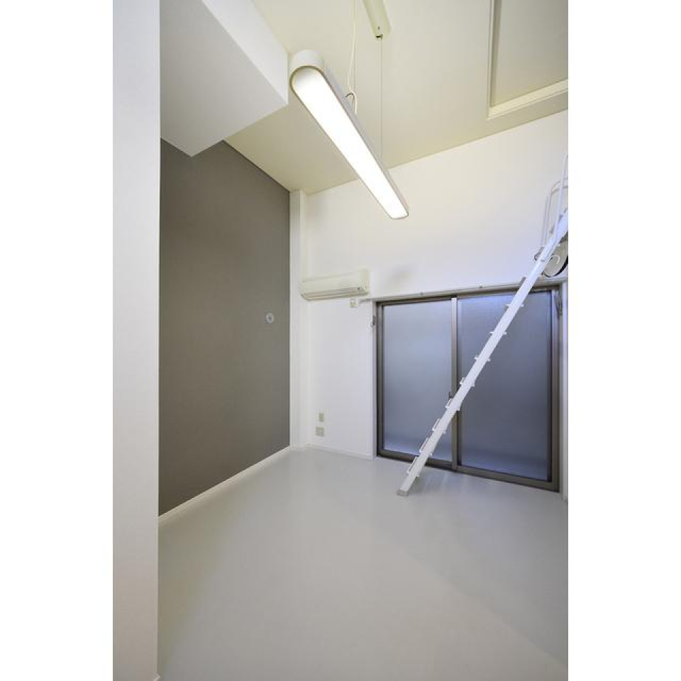 すべて真っ白というわけではなく、グレーの壁紙がワンポイントになっています。