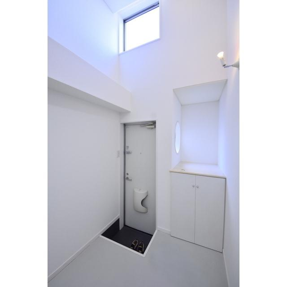 高窓により玄関までしっかりと明るいです。シューズボックスの上にもスペースがあるため、活用できそうですね。