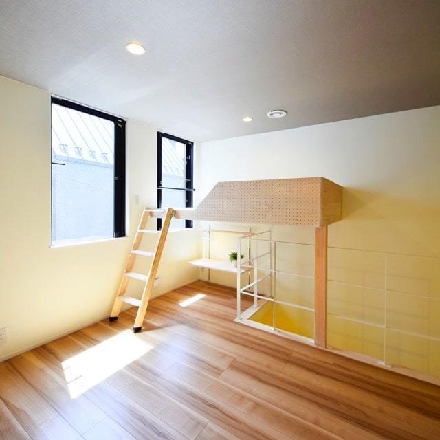 二つの窓から差し込む明るい陽射しで朝も気持ちよく起きれそう