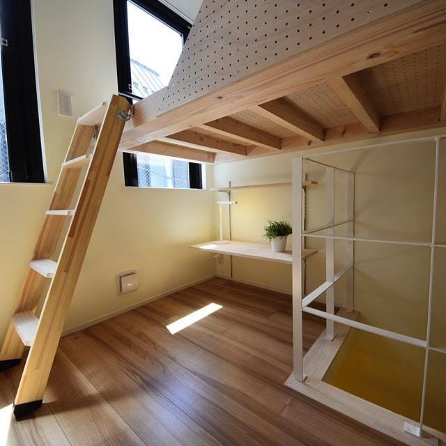 ベッドの下も棚があるから、衣類の収納やインテリアを置いたり自由に使ってみて。