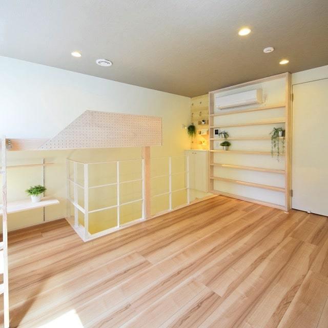 ベッドや壁のおしゃれなシェルフにインテリアのイメージが膨らみますね。