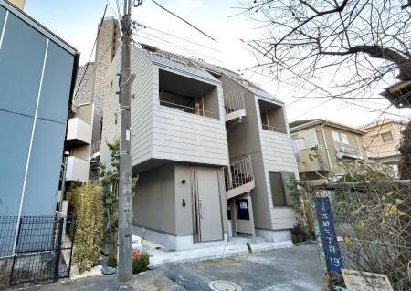 3階立ての建物の２階にある建物です。