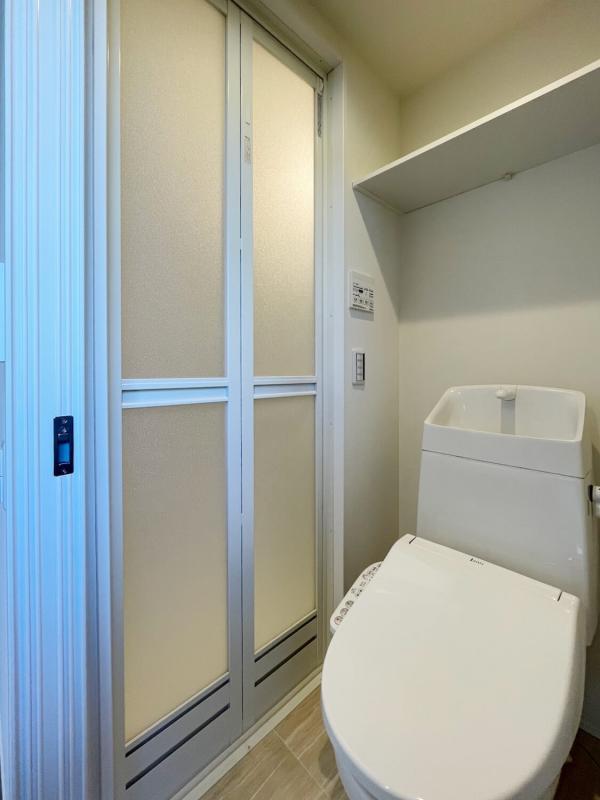 真横には浴室が。脱衣スペースがあまりないので、服をあまり広げないように！