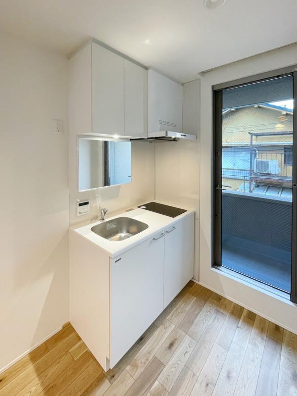 2口コンロが付いているキッチンです。バルコニー横で外の光を感じながらお料理を。