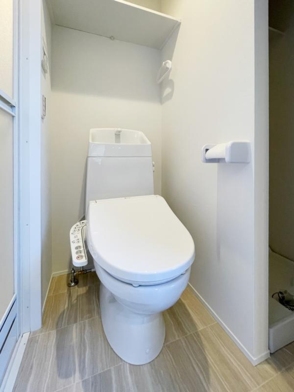 頭上の収納に日用品をストックできます。