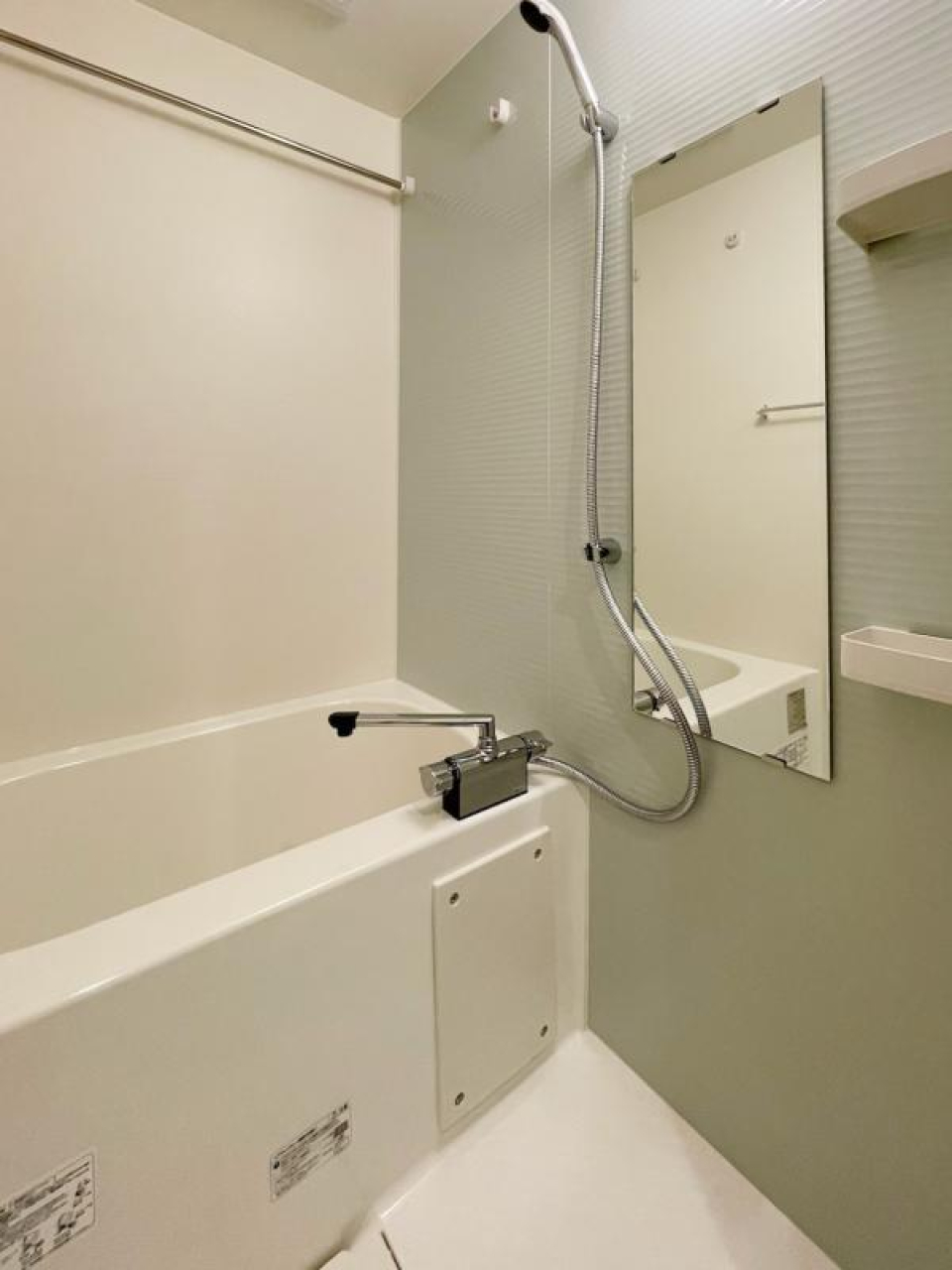 シャワーと浴槽が別々でゆったりとお湯に浸かることができそうです。