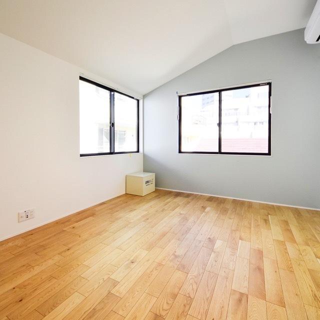 二面採光で明るい窓際に観葉植物とか置いたら映えそう。