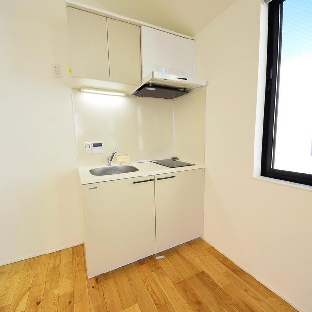 キッチンの窓際に小さなテーブルセット置くのもいいかも。