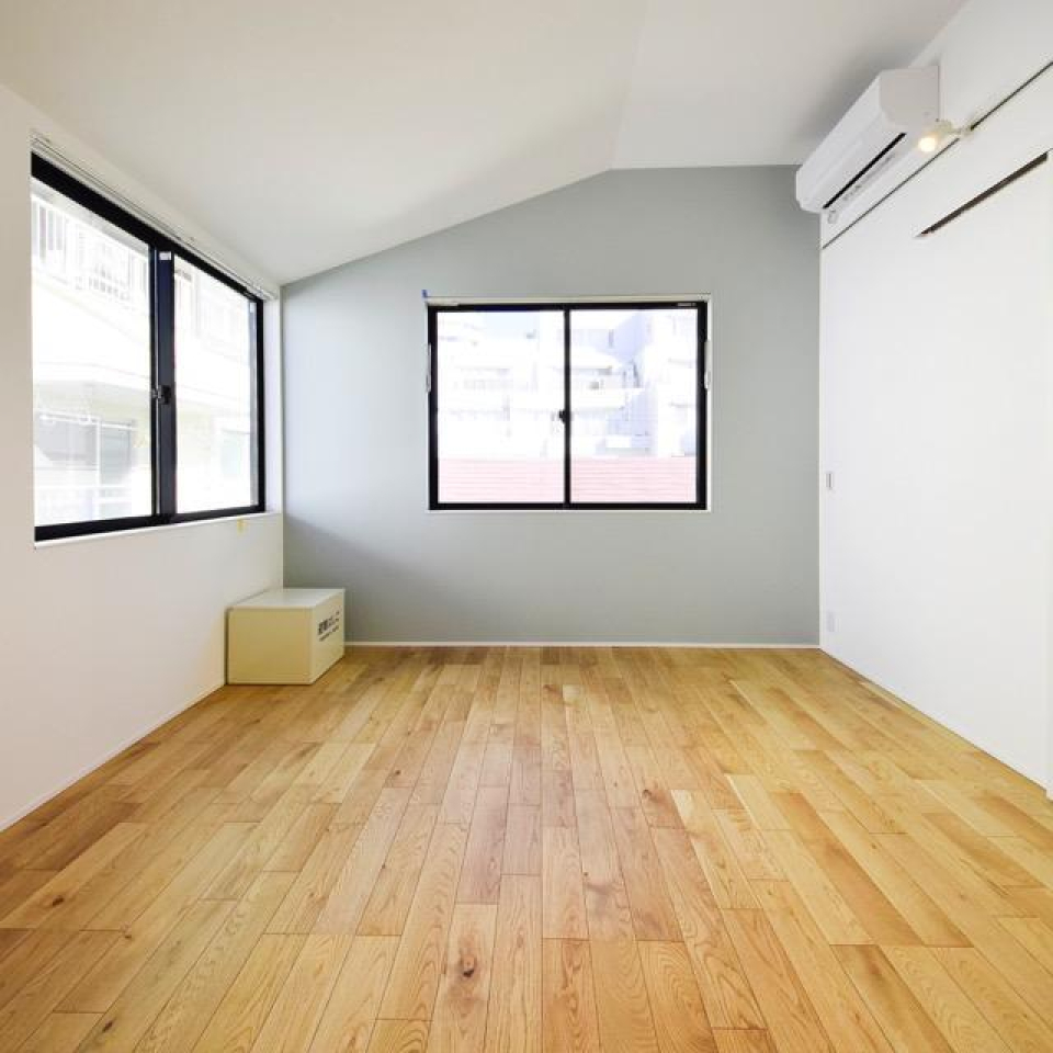 ちょっと勾配のある天井がおしゃれですよね。