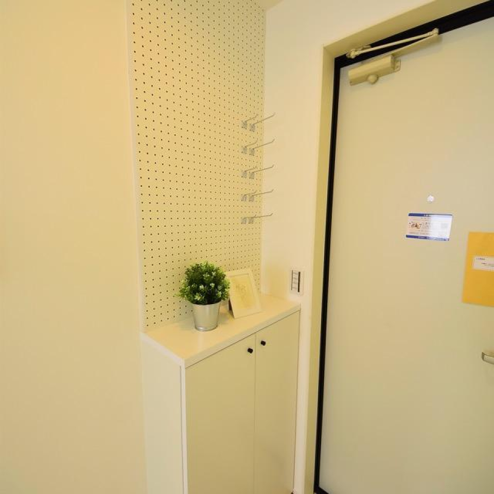 小さな靴箱の上に、お気に入りのインテリアを飾って。