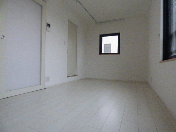 壁も床も白いため広く見えます。