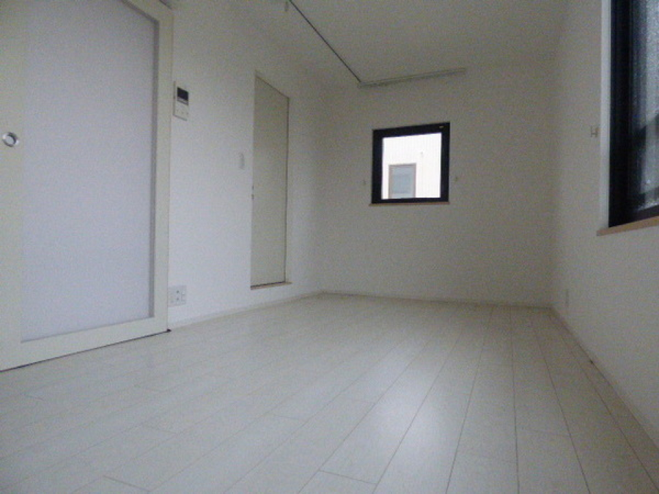 壁も床も白いため広く見えます。