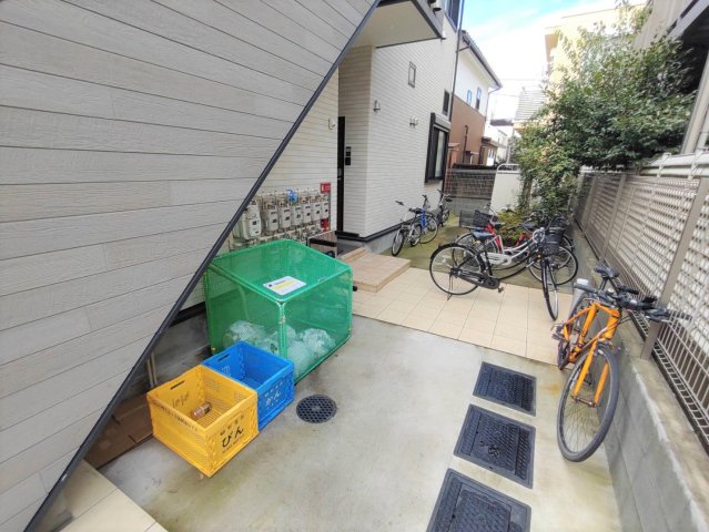 駐輪場とゴミ置き場は敷地内にあります