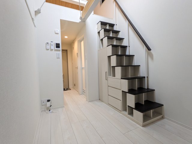 収納もできるデザイン性のある階段を上ると、ロフトに！！二部屋ある感覚ですね