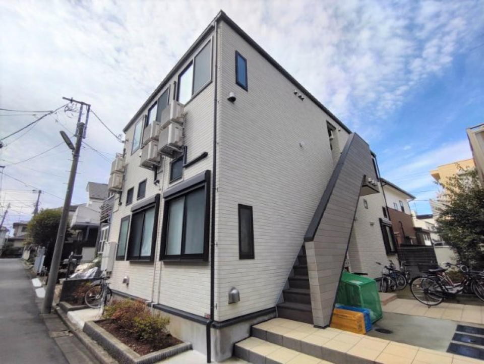 外観は2階建て。