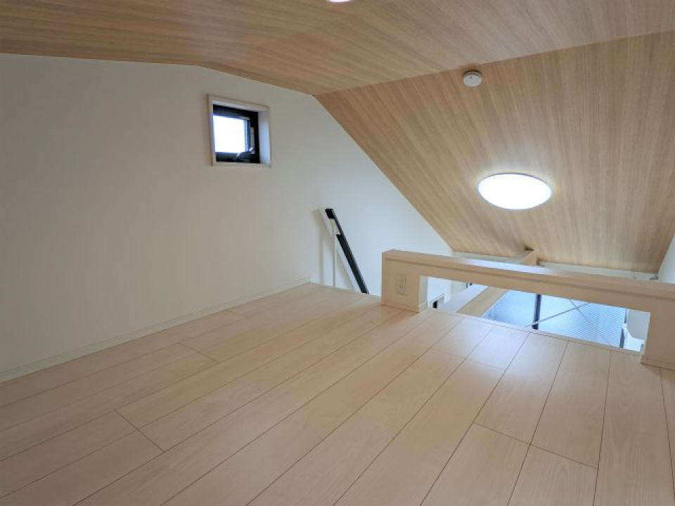 ロフトの小窓からほのかな光が差し込んで、、、