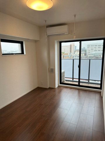 7.8帖の居室です。小窓も付いており、光を取り込みやすくなっています。