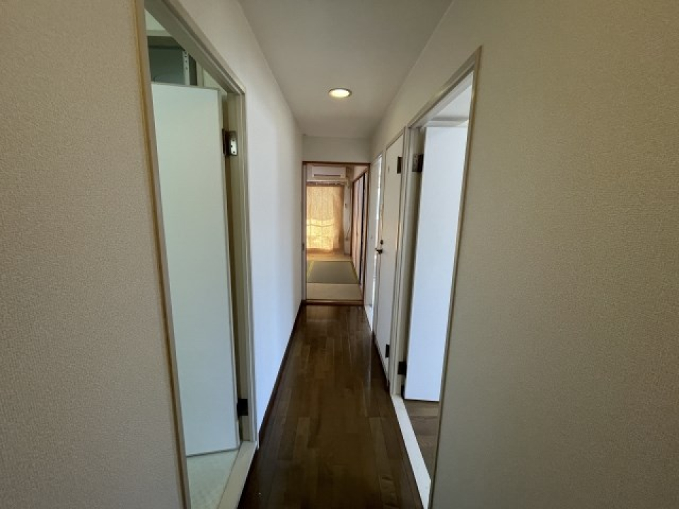 玄関から廊下にかけて