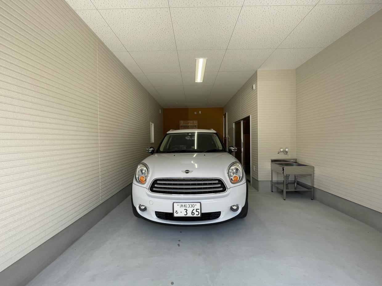 愛車を雨風から守れるガレージは、27.47㎡の広さ。