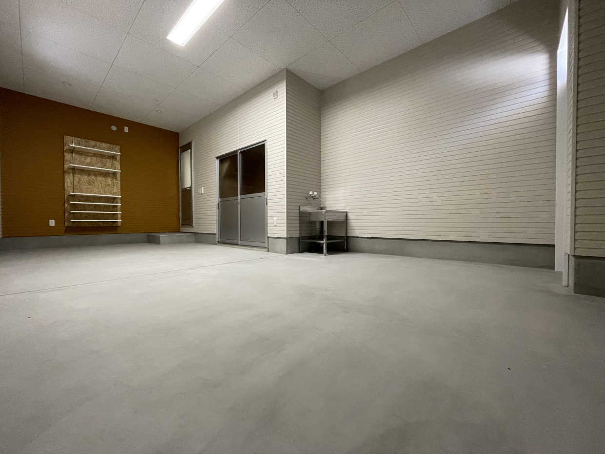 広いガレージで趣味や愛車いじりを存分に楽しめる