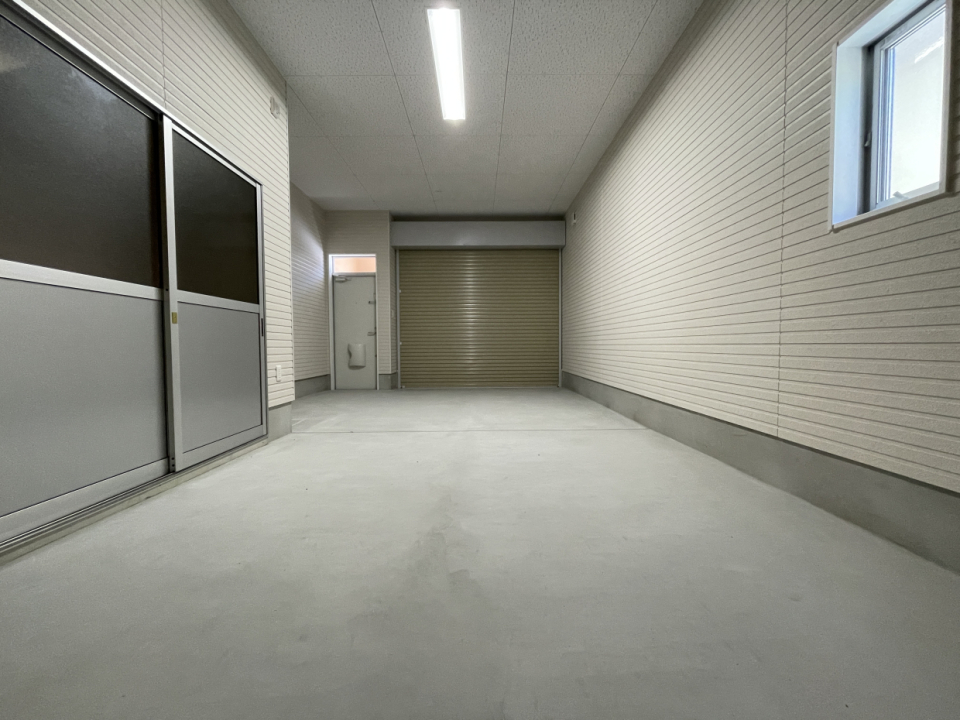 シャッターは電動式です