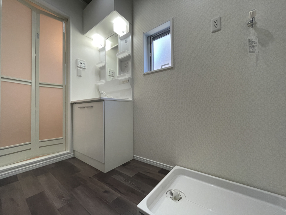 洗面所にも小窓があります