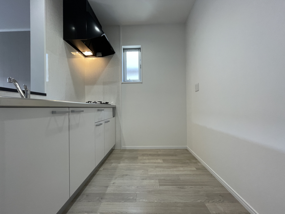 スペースも広い。小窓もあります。