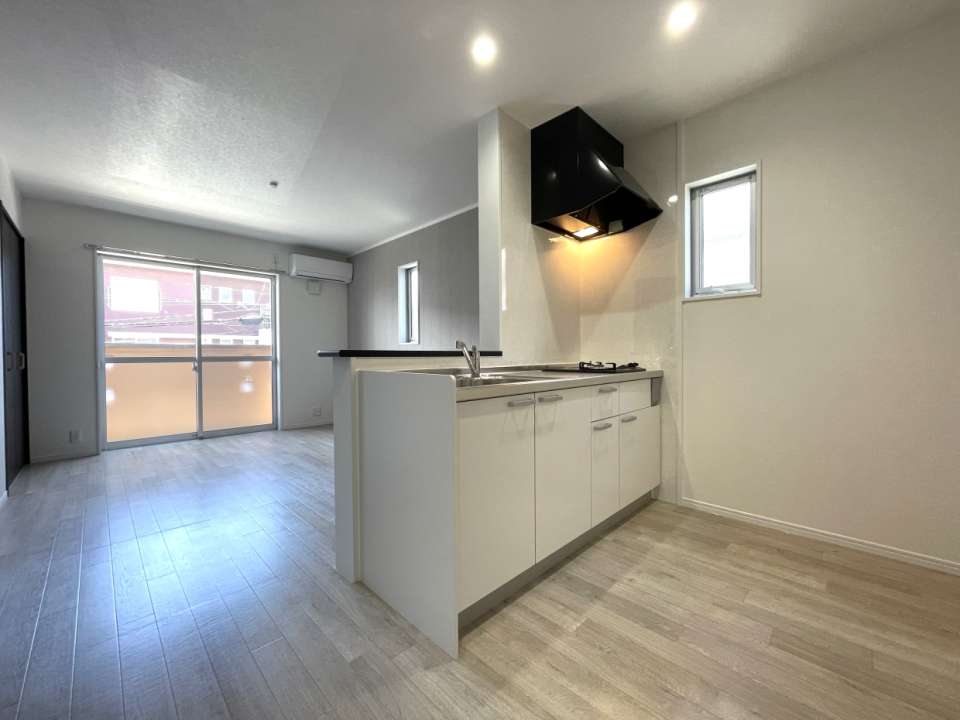 二面採光で明るい部屋。キッチンは対面式です