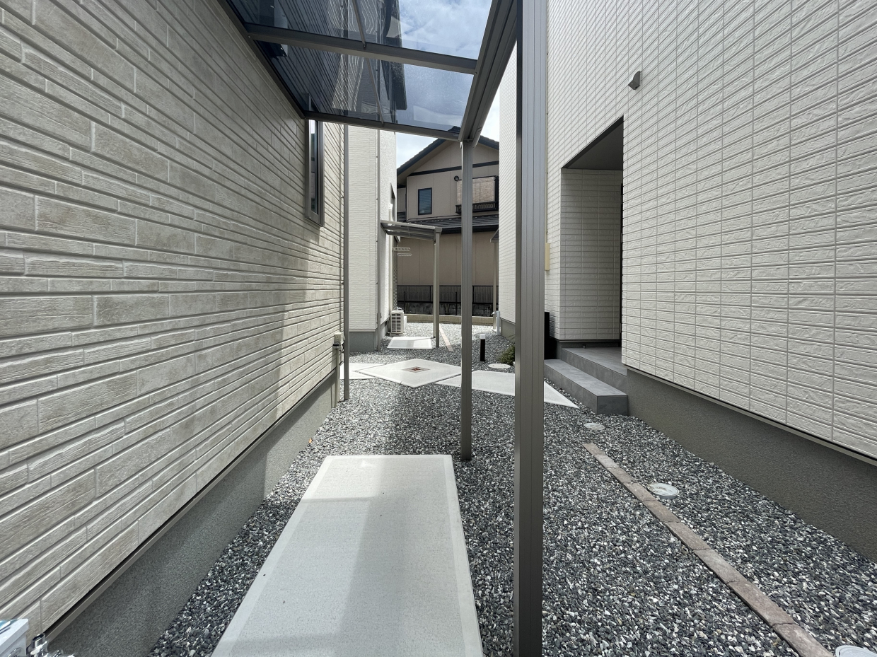 洗濯物も安心なテラス屋根付き