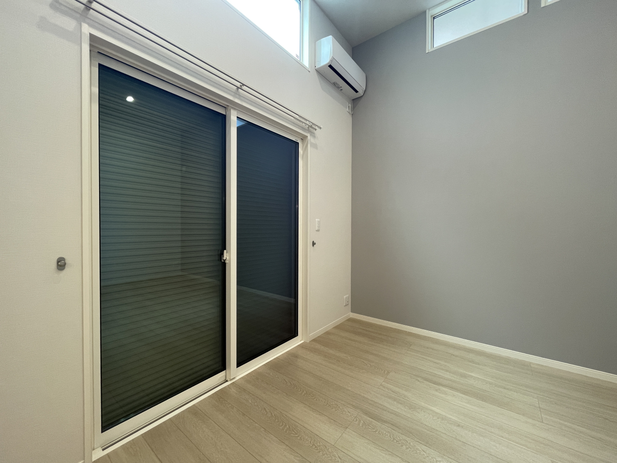 一階には電動シャッターがあります