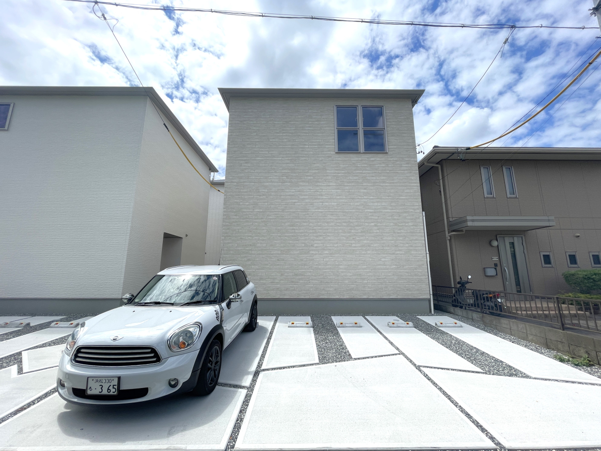 青空に映える白い戸建てが良い感じ