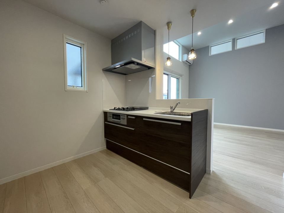 対面式キッチンで家族の様子を見ながら料理できる