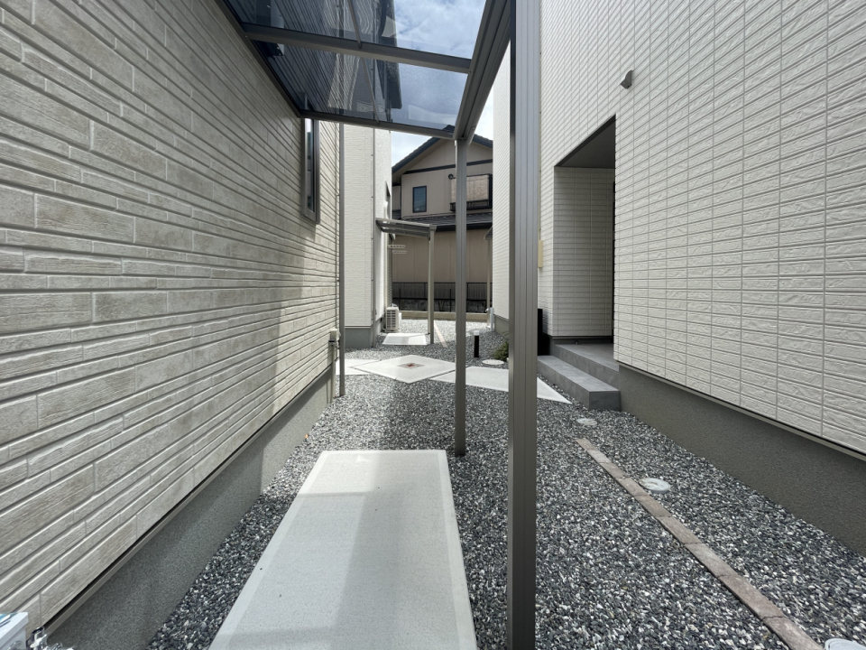 洗濯物も安心なテラス屋根付き