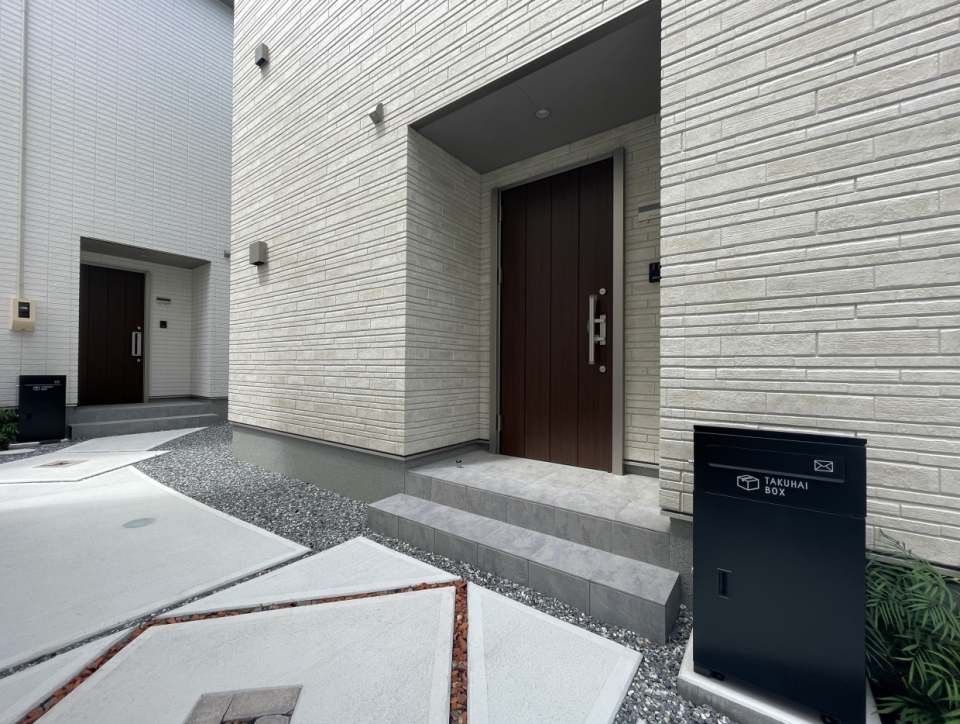 エントランスがおしゃれ。宅配ボックス付き