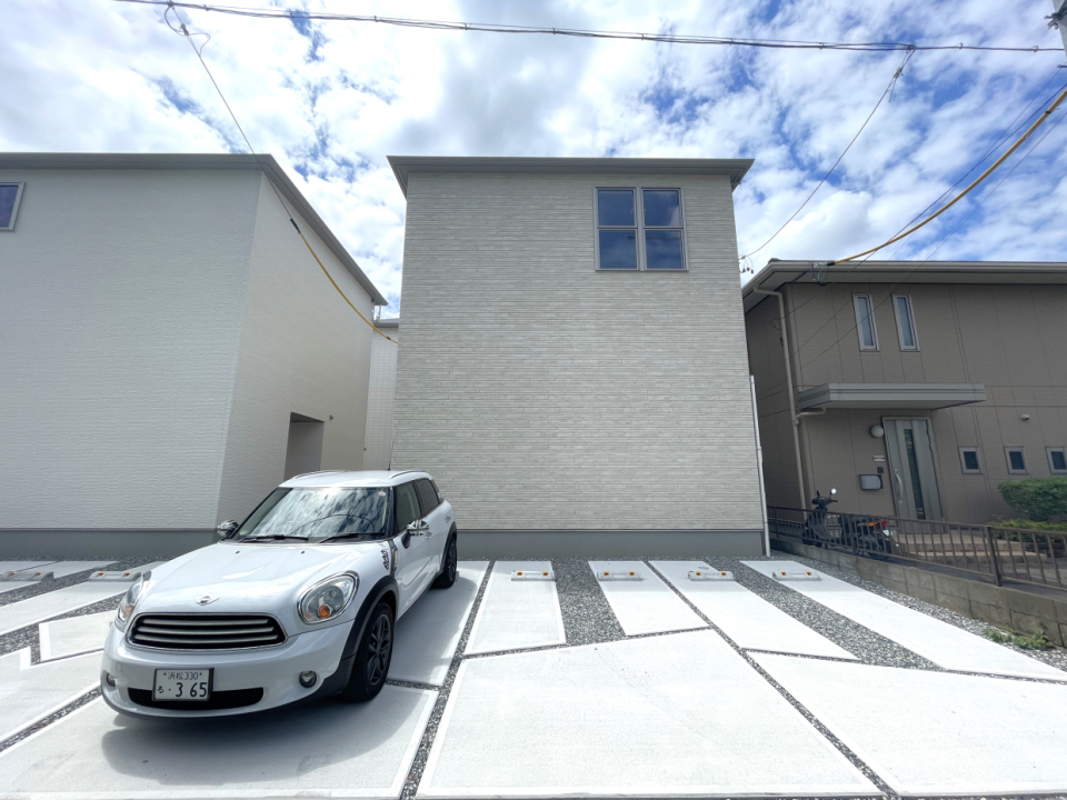 青空に映える白い戸建てが良い感じ