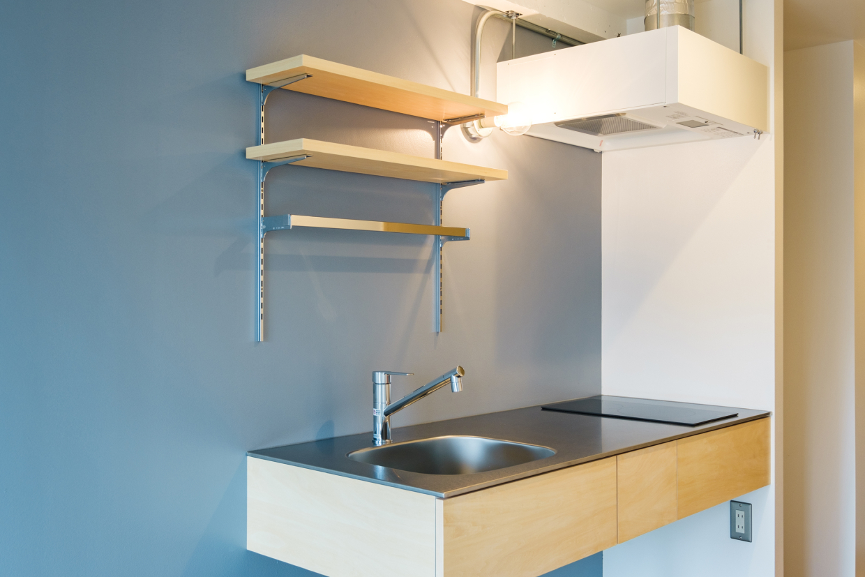 シンプルなキッチン。造作棚をうまく活用したい。