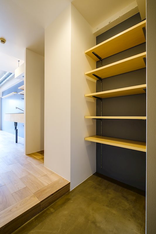 玄関にはたっぷり置けるシューズラック。