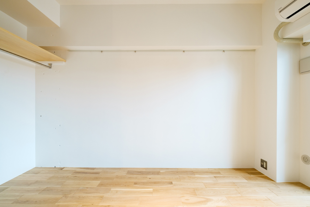 反対の壁は白。無垢のフローリングを引き立たせている。