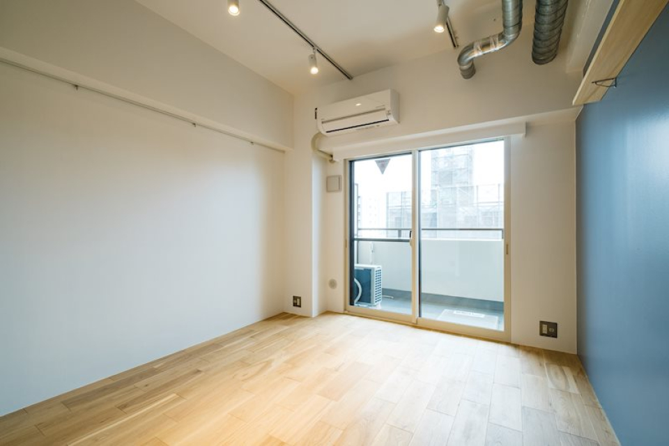 天井のスポットライトがアクセント。