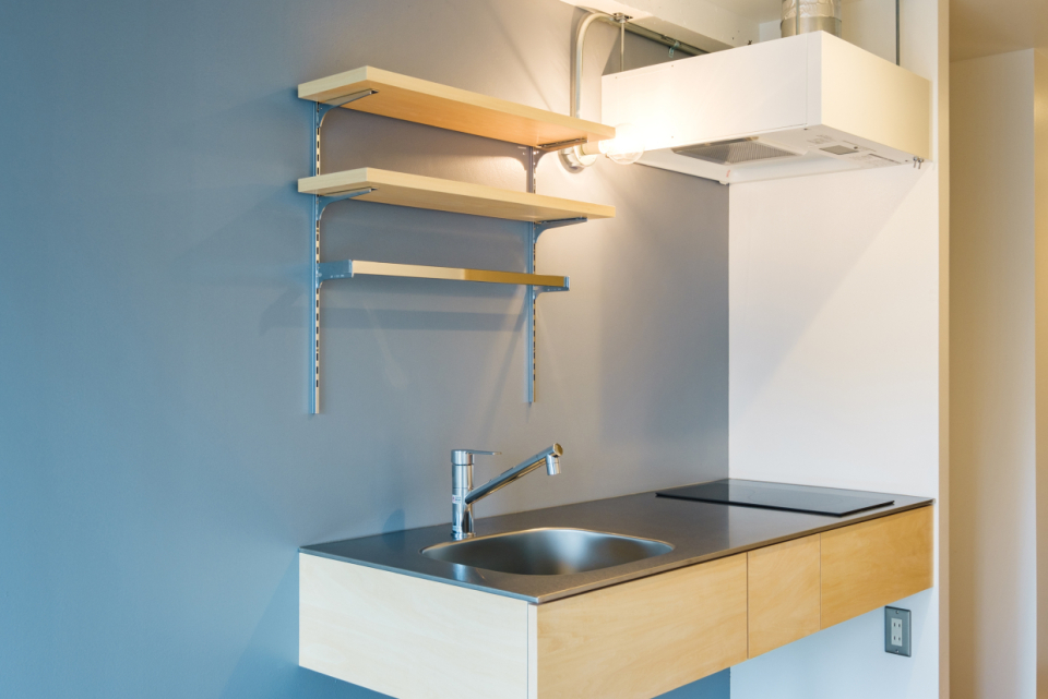 シンプルなキッチン。造作棚をうまく活用したい。