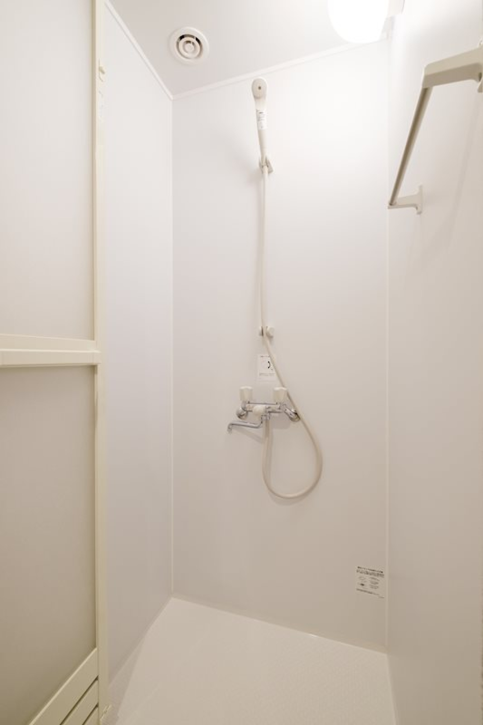 浴槽はなし、シャワーブース。