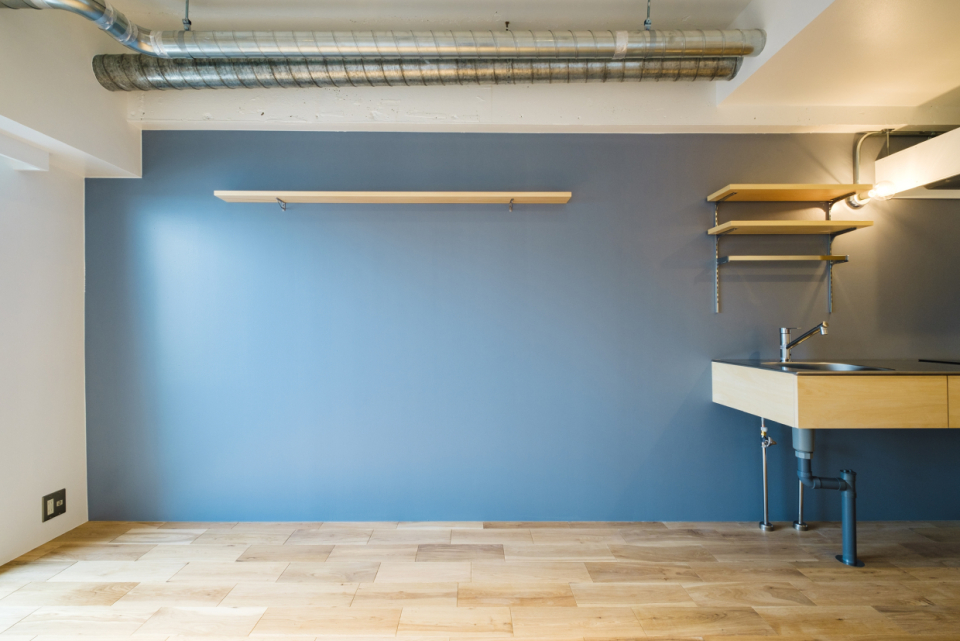 深みのあるブルーグレーの壁。