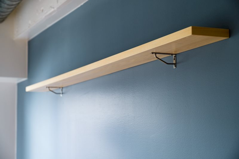 アクセントカラーの壁にはインテリア用の簡易棚。