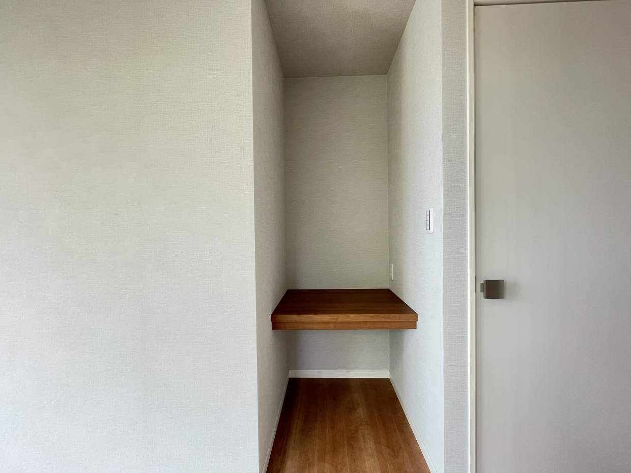 棚付き。パソコンとか置いてもいいかも？