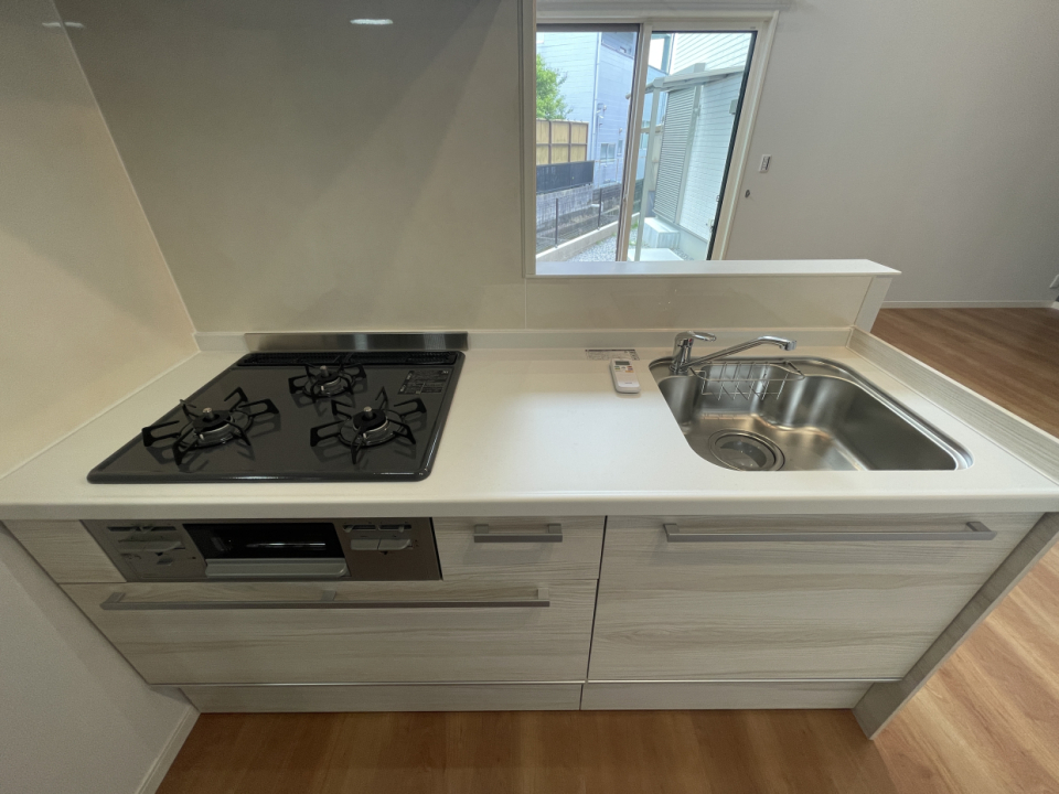 対面キッチンのコンロは3口で忙しい朝も楽々