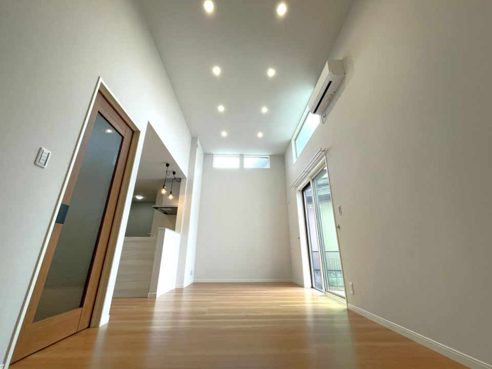 天井は３mを超える高さで開放感溢れる空間