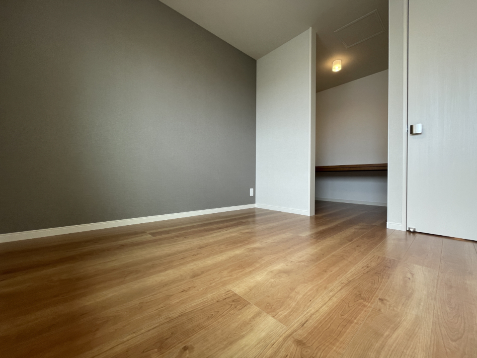 グレーのクロスが落ち着いた部屋